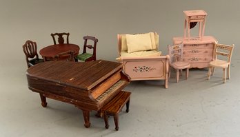 Lot Of 12 Pieces Of Tynie Toy Furniture, Pink Bedroom Set, Musical Piano & Bench Seat, Round Table & Chairs