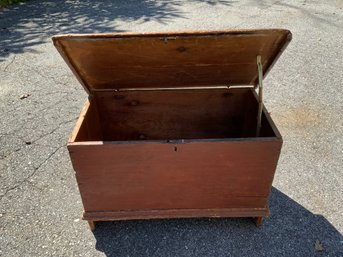 One 30x19.5x16 Small Six Board Blanket Chest With Snipe Hinges
